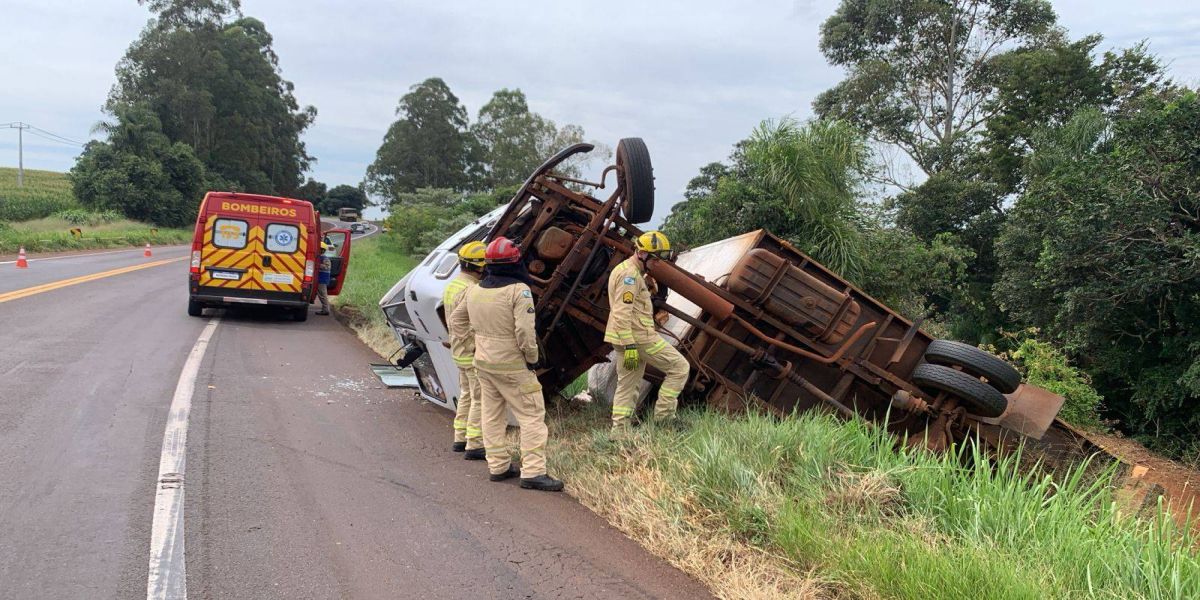 Homem fica ferido após caminhão tombar na BR-369, nas proximidades do Reassentamento São Francisco