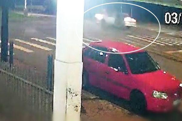 Imagem referente a notícia: Câmera de monitoramento registra trágico acidente no Bairro Alto Alegre em Cascavel