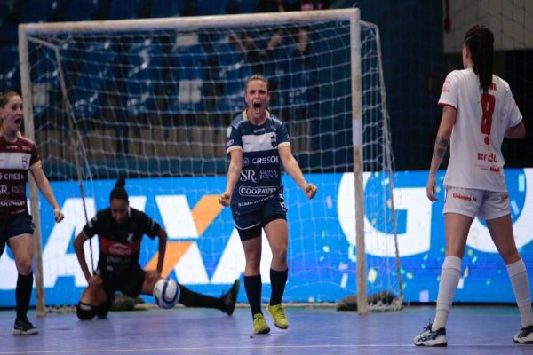 Imagem referente a notícia: Stein Cascavel empata na estreia da Supercopa em confronto tenso com Leoas da Serra