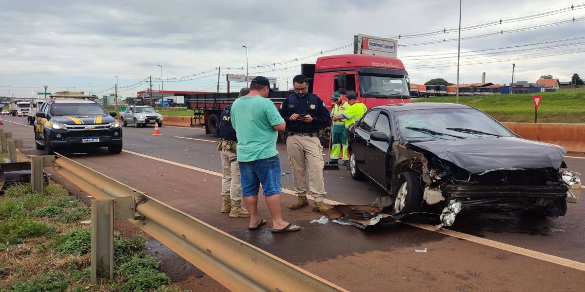 Três pessoas ficam feridas após forte colisão na BR-277, nas proximidades do Trevo Cataratas