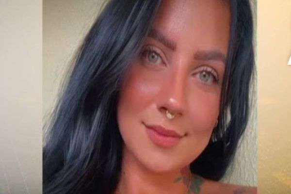 Fotógrafa suspeita de matar o namorado com golpes de faca é presa