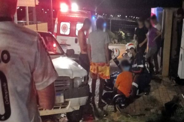 Carro para em cima de motocicleta após colisão na Rua Violeta, em Corbélia