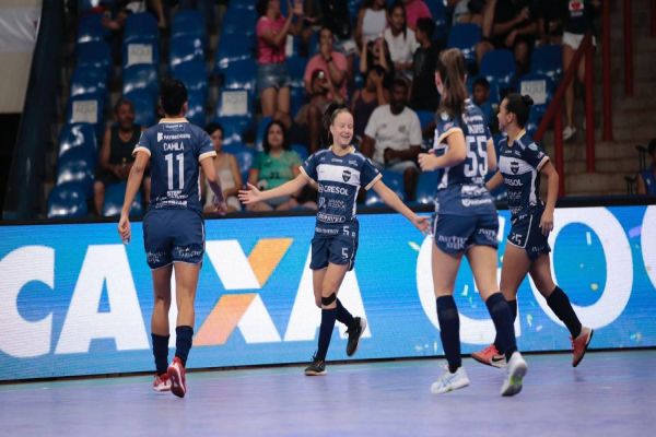 Stein Cascavel brilha e garante vaga na semifinal da supercopa com vitória dominante