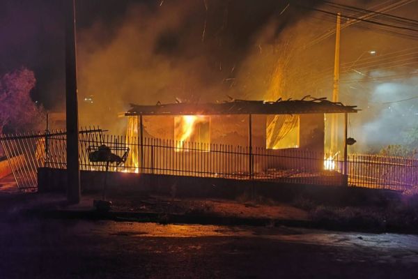 Incêndio de grandes proporções atinge residência no Bairro Paraná, em Corbélia