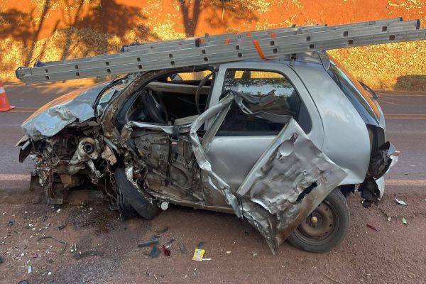 Grave acidente entre carreta e carro é registrado na PR-182 em Palotina