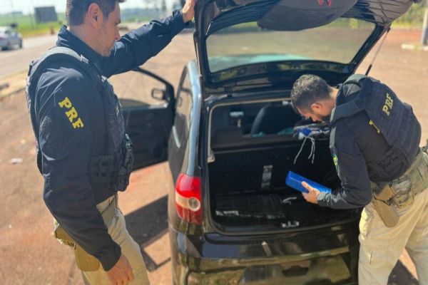 Em 24 horas, PRF apreende 614 quilos de maconha, uma pistola, carro roubado e 10 coletes na BR-277