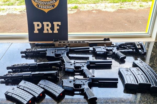 PRF prende homem com carabinas, espingarda e cocaína na BR-369 no Paraná
