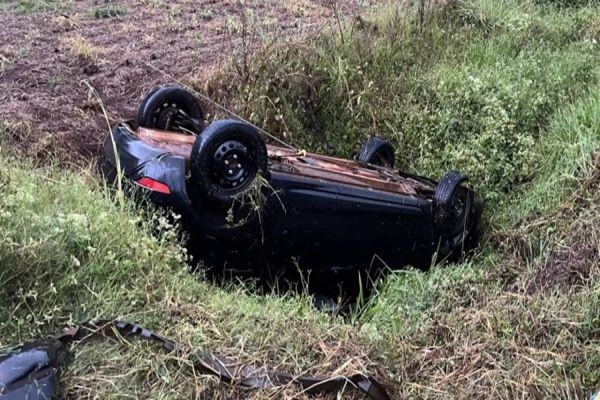 Fiesta capota após perder controle na BR-369, no distrito da Penha, em Corbélia