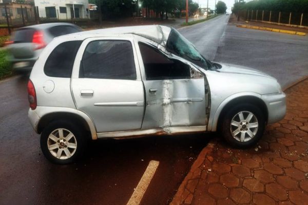 Carro colide em poste de energia e deixa duas pessoas feridas na PR-317 em Toledo