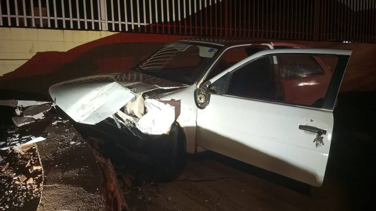Homem é detido pela PM por violência doméstica e desobediência após colidir carro no Jardim Clarito