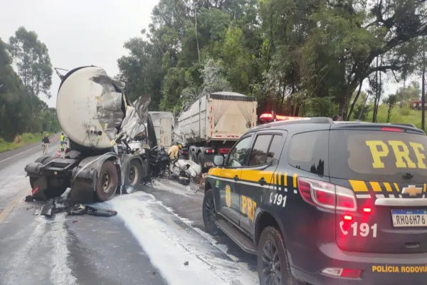 Foto relacionada a notícia: Homem morre e outra pessoa fica gravemente ferida em colisão frontal entre caminhões na BR-277