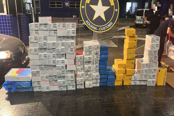 Receita Federal apreende 129 celulares e 3 iPads em fundo falso na Ponte Internacional da Amizade