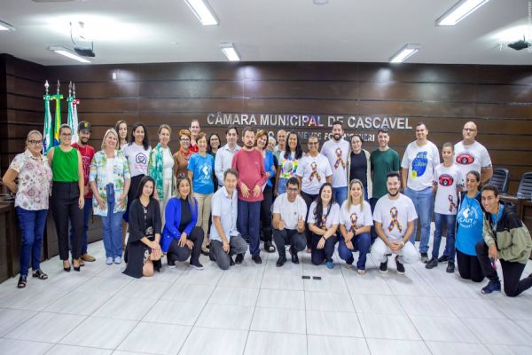 Vereadores, especialistas e famílias se unem para conscientizar sobre o Autismo