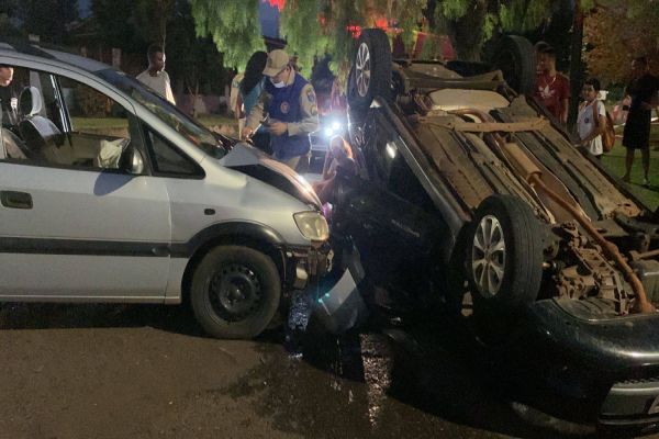 Colisão de trânsito seguida de capotamento é registrada no bairro Morumbi em Cascavel