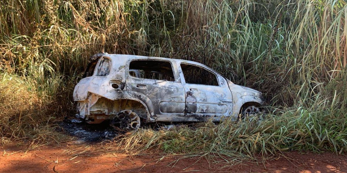 Carro queimado em estrada rural de Cascavel, pode estar ligado a tentativa de homicídio