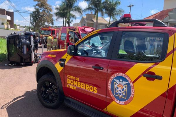 Colisão seguida de capotamento deixa duas pessoas feridas no Bairro Country, em Cascavel