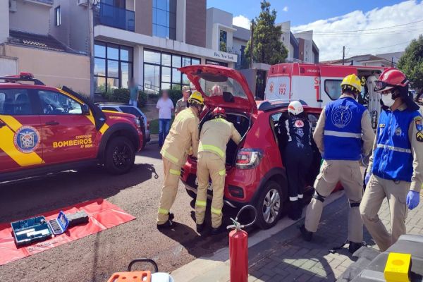 Grave colisão entre carro e caminhão deixa passageiro preso às ferragens no Bairro São Cristovão