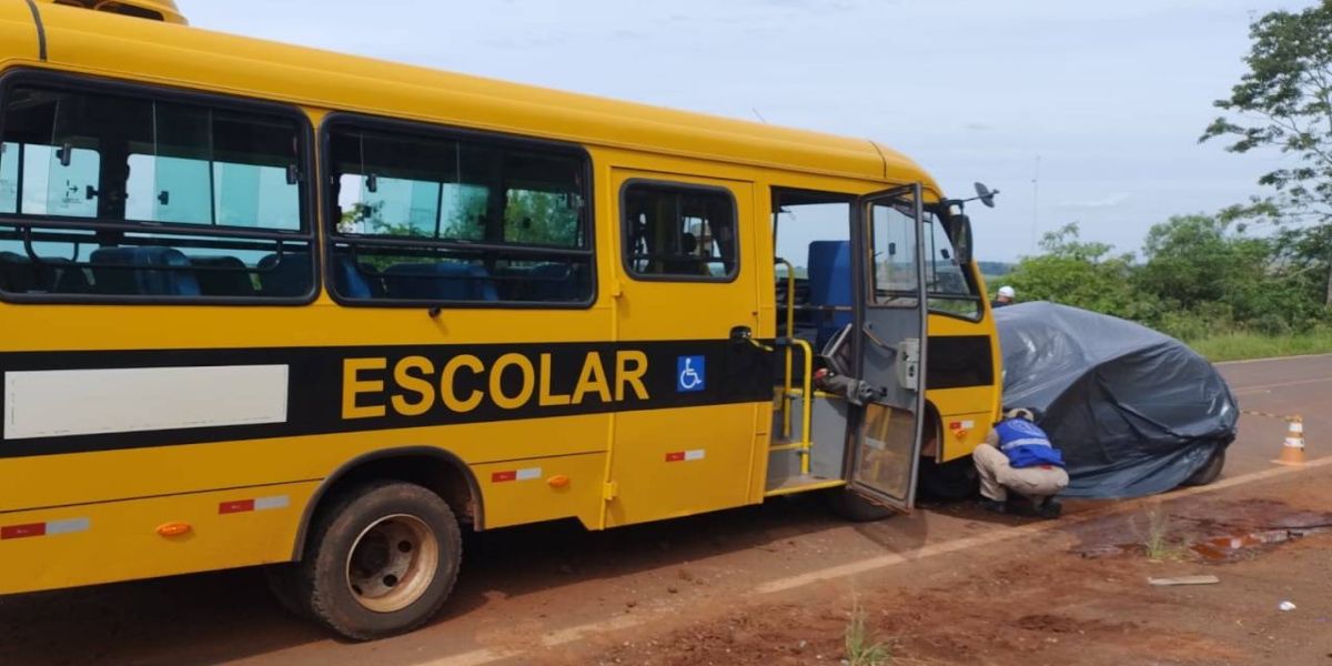Três pessoas morrem em grave acidente entre carro e ônibus escolar no Paraná