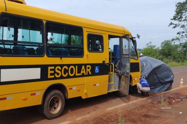 Três pessoas morrem em grave acidente entre carro e ônibus escolar no Paraná