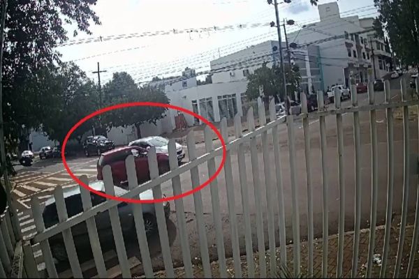 Forte colisão de trânsito entre Onix e Agile é registrada no centro de Cascavel