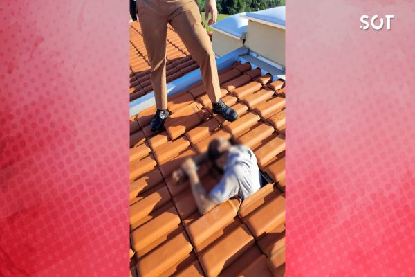 Mulher é detida pela PM escondida em telhado de residência após tentativa de furto no Esmeralda