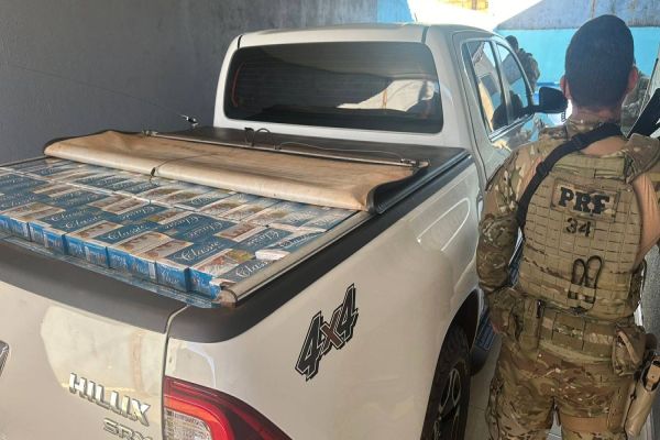 PRF apreende veículo com carga de cigarros após fuga na BR-277, em Santa Tereza do Oeste