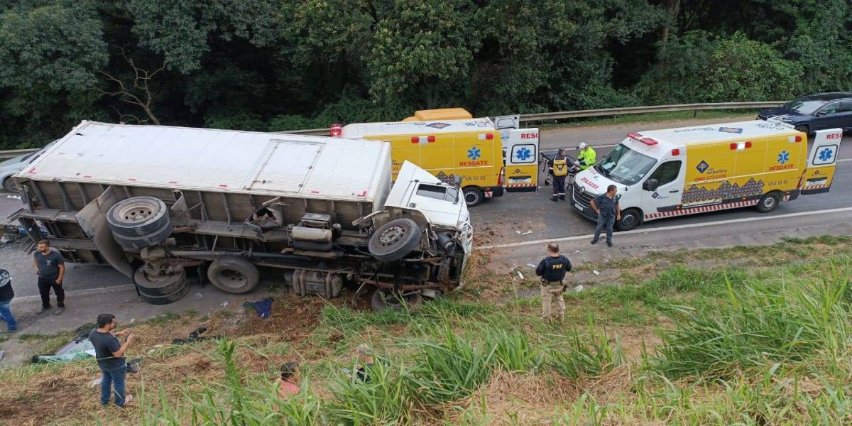Acidente com três caminhões deixa dois gravemente feridos em Curitiba