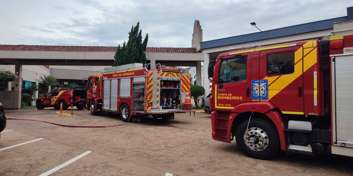 Corpo de Bombeiro controla incêndio dentro churrascaria em shopping no Bairro São Cristóvão