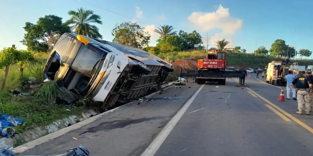 Tragédia na BR-101: Ônibus de turismo tomba deixando ao menos 10 mortos e 22 feridos