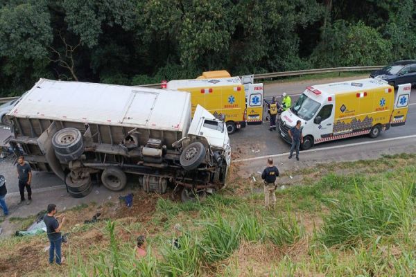 Acidente com três caminhões deixa dois gravemente feridos em Curitiba