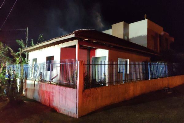 Incêndio assusta moradores e mobiliza Corpo de Bombeiros no Jardim Consolata, em Cascavel