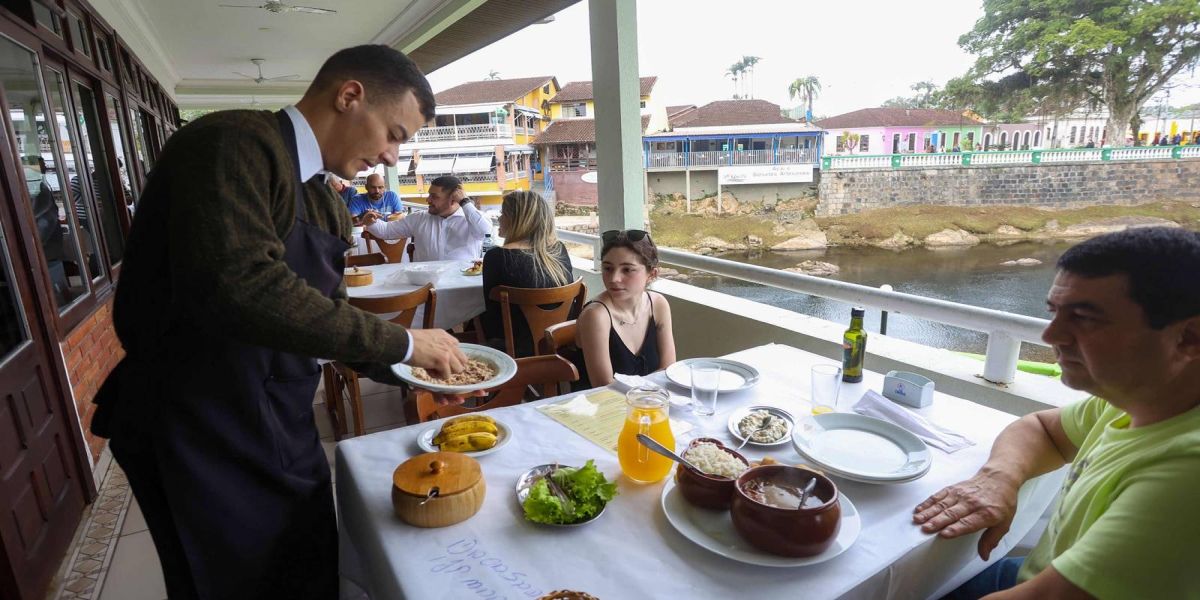 Setor de serviços cresceu 8,5% no 1º bimestre de 2024; turismo teve alta de 2,1%