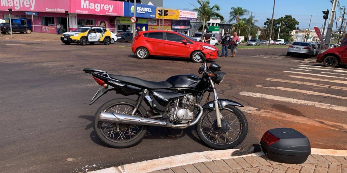 Motociclista fica ferido após colisão de trânsito na Rua Presidente Juscelino Kubitschek