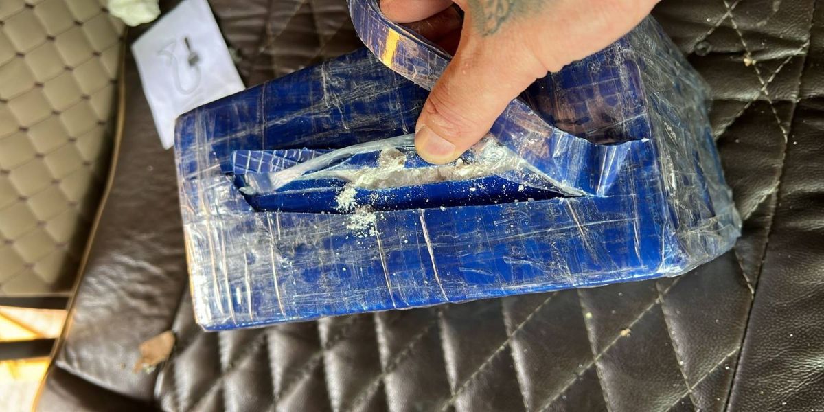 PRF apreende carga milionária de cocaína em teto de caminhão na BR-277 em Cascavel