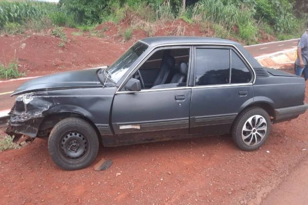 Colisão lateral é registrada na PR-495 em Santa Helena; Motorista estava embriagado