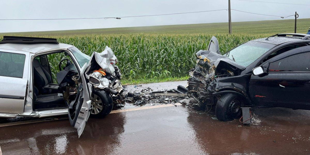 Três pessoas ficam feridas em forte colisão frontal na BR-369, no distrito de Ouro Verde do Piquiri