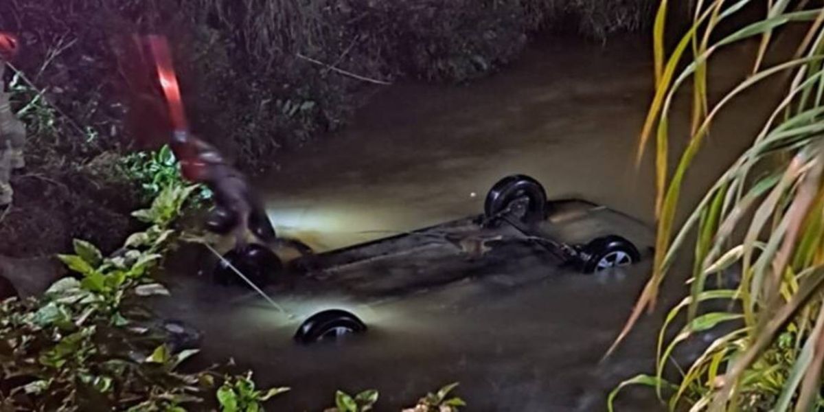 Fuga em alta velocidade termina em tragédia: Dois jovens morrem afogados após carro cair em rio