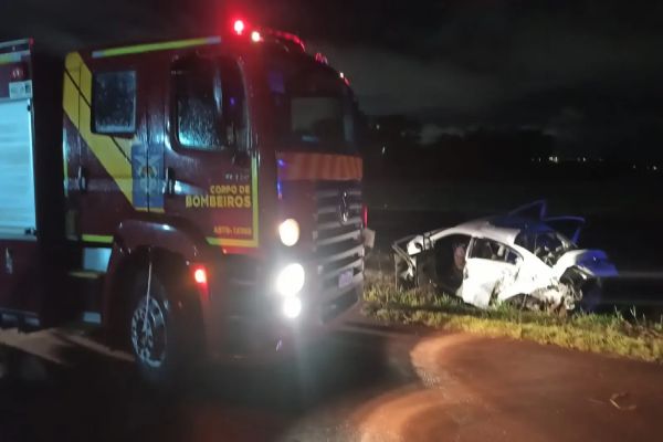 Forte colisão de trânsito deixa homem e criança feridos na BR-163 em Toledo