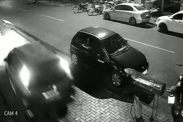 Motorista invade calçada, quase atropela pedestres e foge após discussão no Bairro Santa Felicidade
