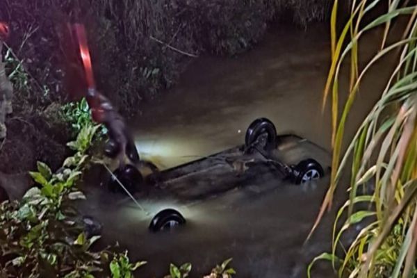 Fuga em alta velocidade termina em tragédia: Dois jovens morrem afogados após carro cair em rio