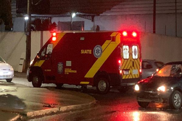 Mulher fica ferida em acidente envolvendo carro e moto no Jardim Alvorada em Cascavel