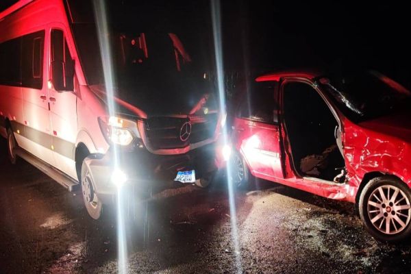Três pessoas ficam feridas após forte colisão entre motor-home e carro na PR-180 em Nova Aurora