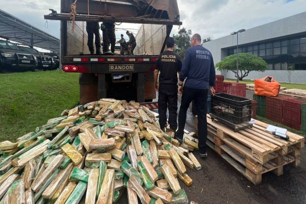 Receita e PF apreendem três toneladas de entorpecentes na aduana da Ponte Internacional da Amizade