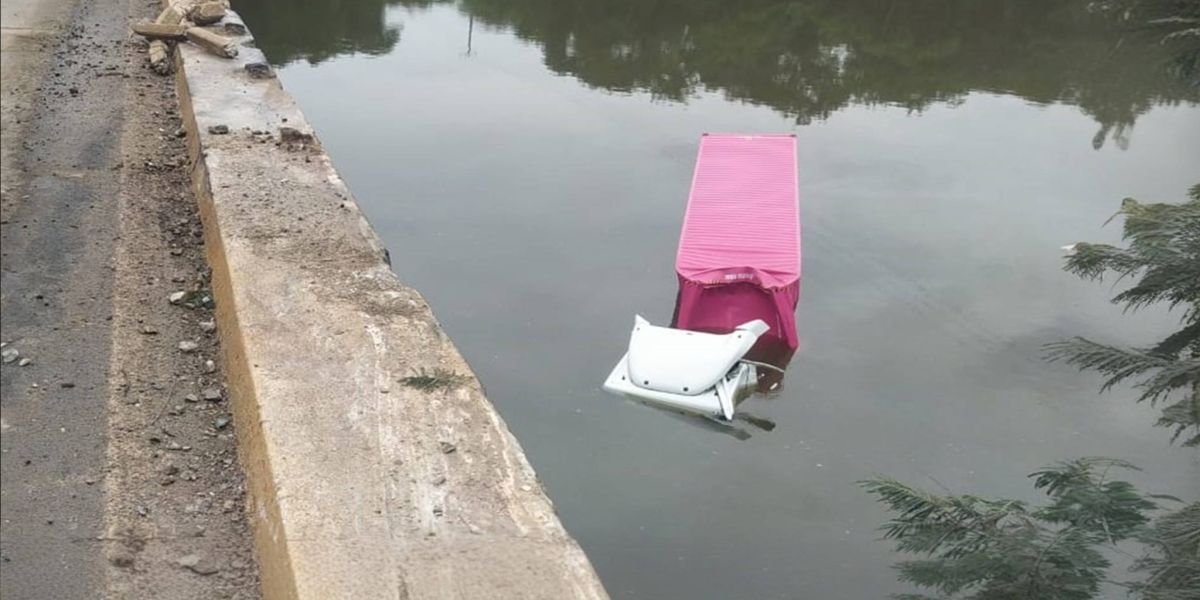 Caminhão cai de ponte no Rio Tibagi em Ponta Grossa; motorista sofre ferimentos leves