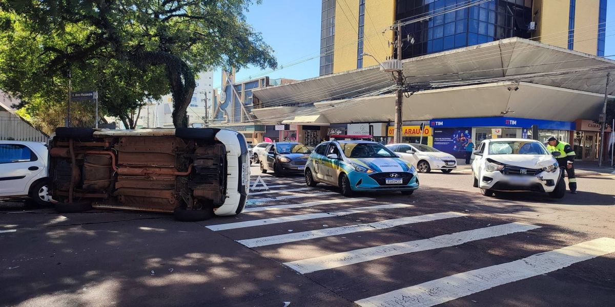 Doblo tomba após forte colisão de trânsito na Rua Paraná no centro de Cascavel
