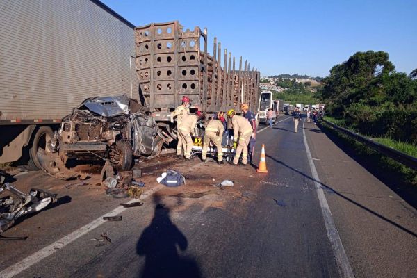 Engavetamento deixa dois feridos e rodovia BR-376, parcialmente interditada em Ponta Grossa