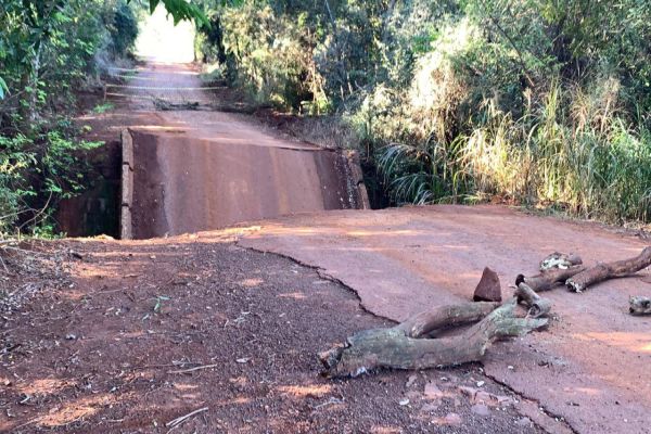 Muro de sustentação de ponte sobre o Rio Melissa na PR-180, rompe em Cascavel devido às chuvas