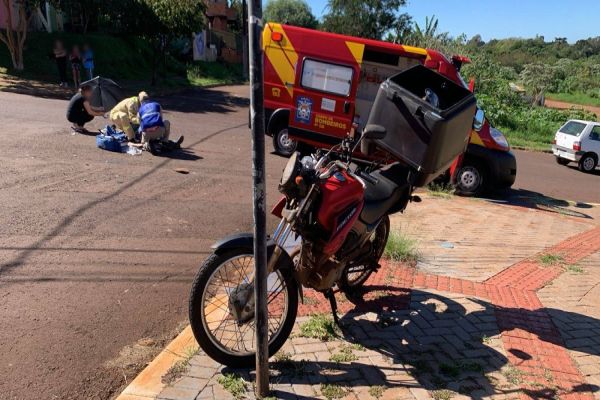 Motociclista sofre fratura exposta após forte colisão com caminhão no Jardim Sanga Funda em Cascavel