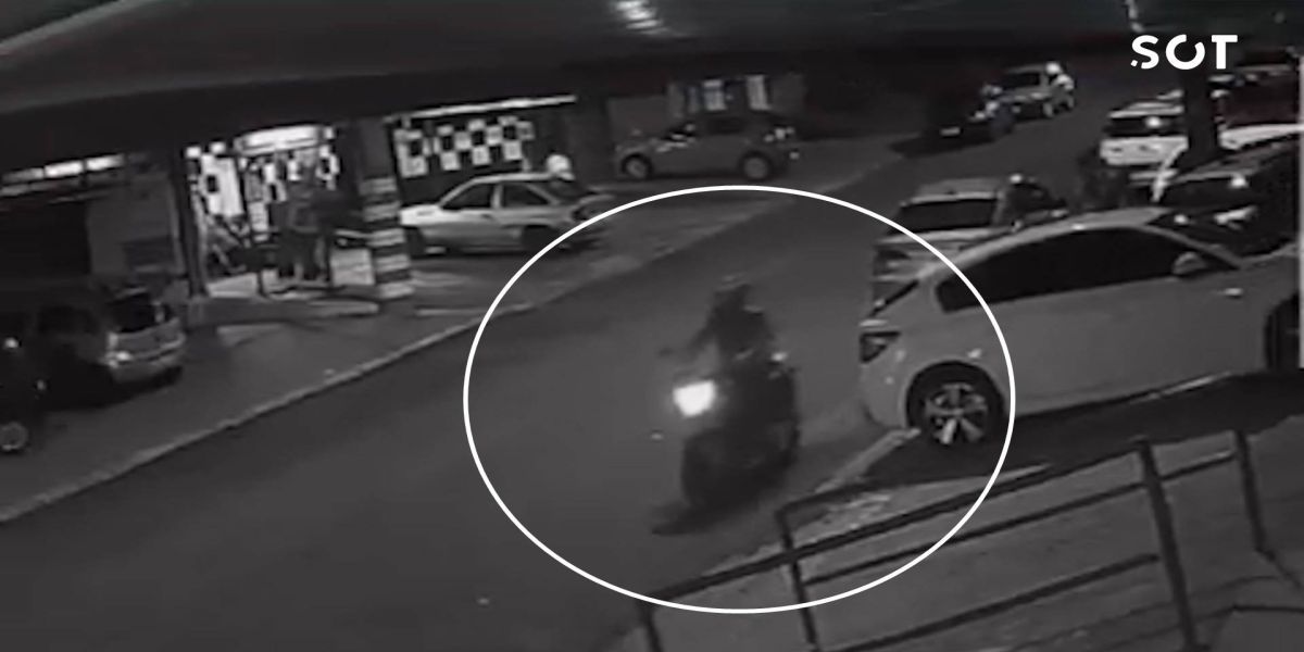 Câmera de segurança registra atirador que matou jovem de 22 anos, chegando ao local do crime
