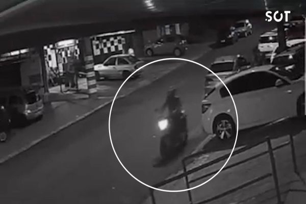 Câmera de segurança registra atirador que matou jovem de 22 anos, chegando ao local do crime